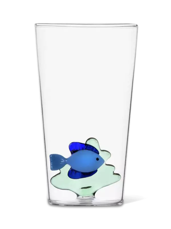 كوب طويل للمشروبات مزين بسمكة زرقاء وأعشاب بحرية خضراء