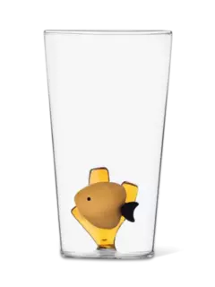 كوب مشروبات طويل مزين مع بسمكة صفراء وأعشاب بحرية بلون كهرماني