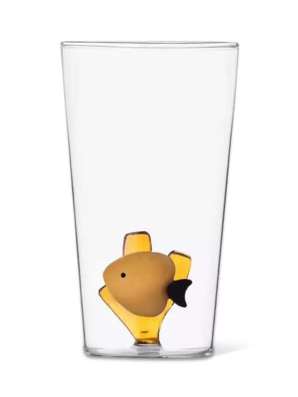 كوب مشروبات طويل مزين مع بسمكة صفراء وأعشاب بحرية بلون كهرماني