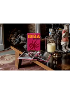 كتاب بعنوان إيبيزا بوهيميا