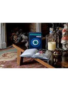 كتاب بعنوان ميكونوس ميوز