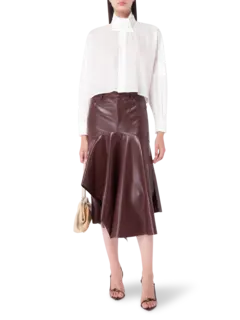 تنورة متوسطة الطول من القماش المطلي