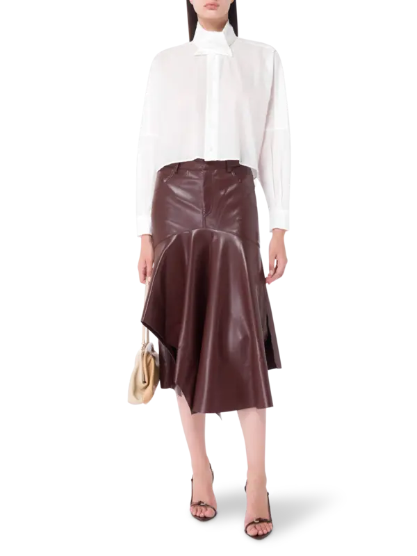 تنورة متوسطة الطول من القماش المطلي