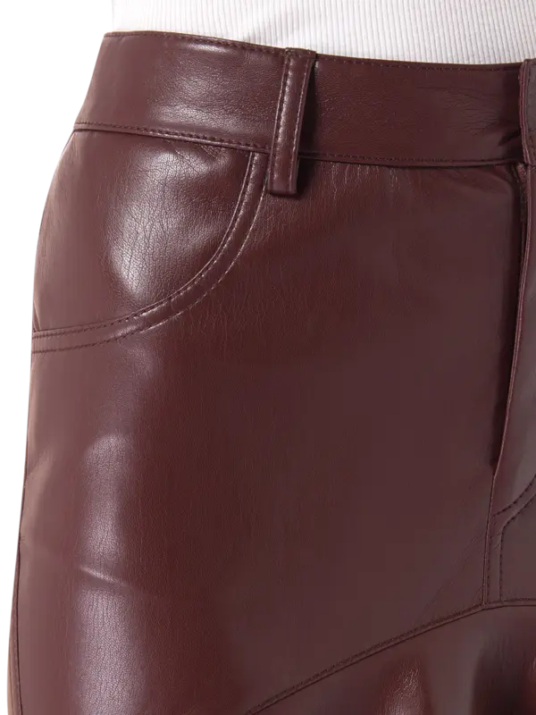 تنورة متوسطة الطول من القماش المطلي