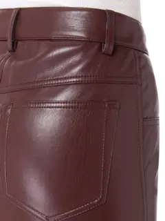 تنورة متوسطة الطول من القماش المطلي