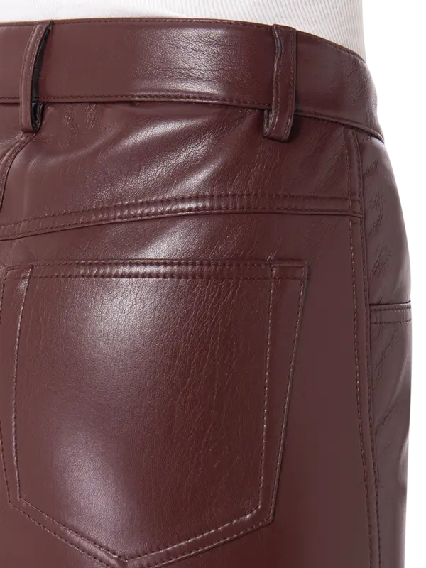 تنورة متوسطة الطول من القماش المطلي