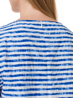 بلوزة مخططة من قماش البوبلين بطبعة كلمة "Seersucker"