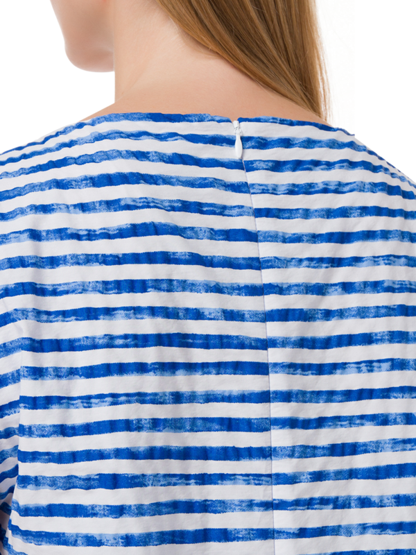 بلوزة مخططة من قماش البوبلين بطبعة كلمة "Seersucker"