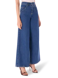 بنطال جينز بأرجل واسعة