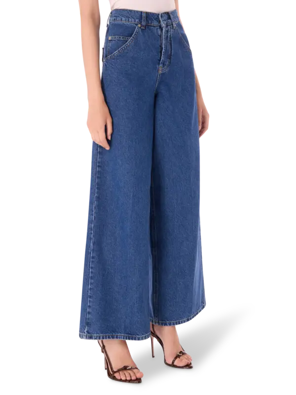 بنطال جينز بأرجل واسعة