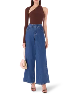 بنطال جينز بأرجل واسعة