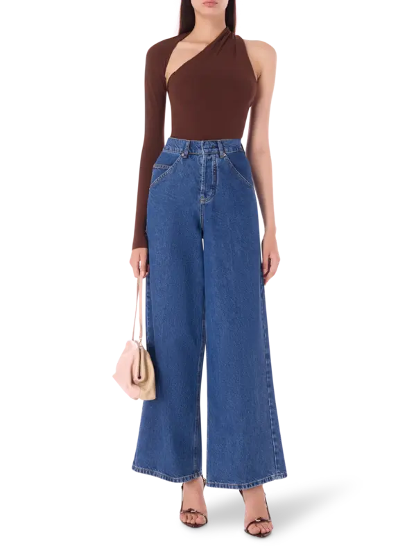 بنطال جينز بأرجل واسعة