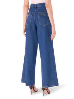 بنطال جينز بأرجل واسعة