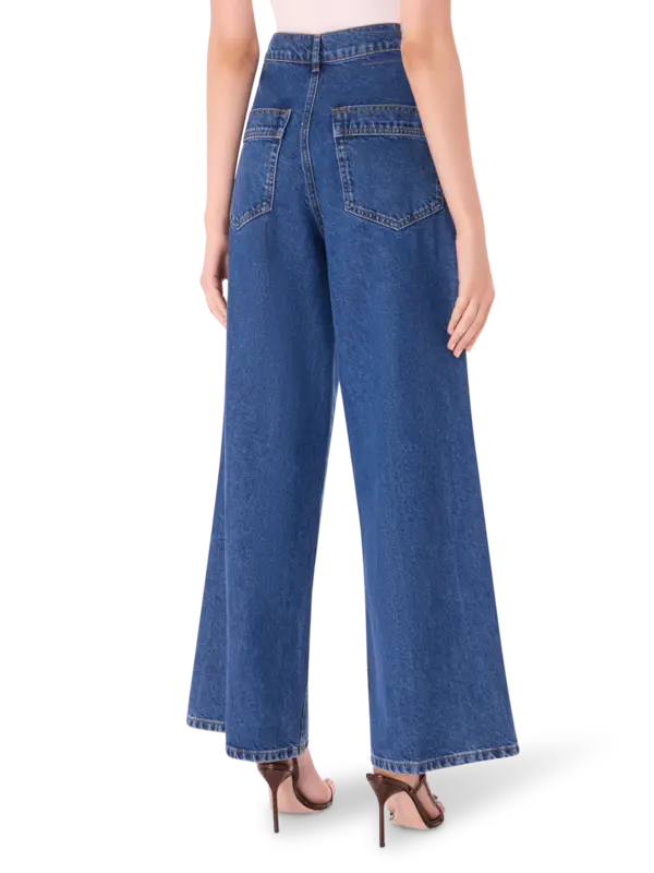 بنطال جينز بأرجل واسعة