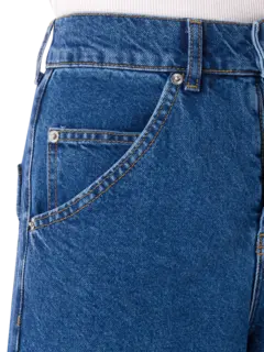 بنطال جينز بأرجل واسعة