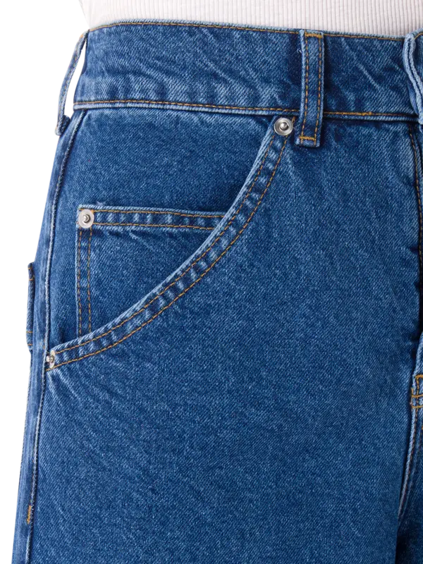 بنطال جينز بأرجل واسعة