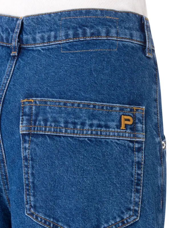 بنطال جينز بأرجل واسعة