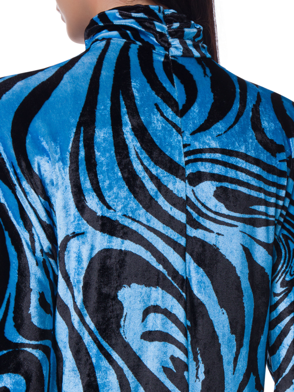 فستان قصير من المخمل بطبعة حمار وحشي