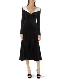 فستان متوسط الطول مطاطي بأكمام طويلة وياقة مخملية