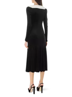 فستان متوسط الطول مطاطي بأكمام طويلة وياقة مخملية