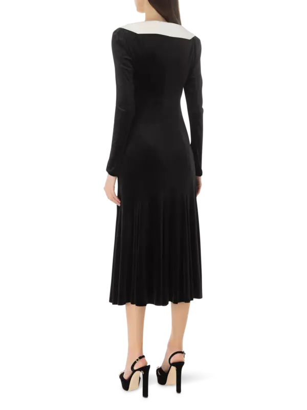 فستان متوسط الطول مطاطي بأكمام طويلة وياقة مخملية