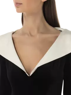 فستان متوسط الطول مطاطي بأكمام طويلة وياقة مخملية