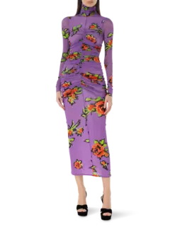 فستان من التول متوسط الطول بأكمام طويلة وقبة عالية مزين بطبعة