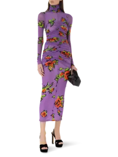 فستان من التول متوسط الطول بأكمام طويلة وقبة عالية مزين بطبعة