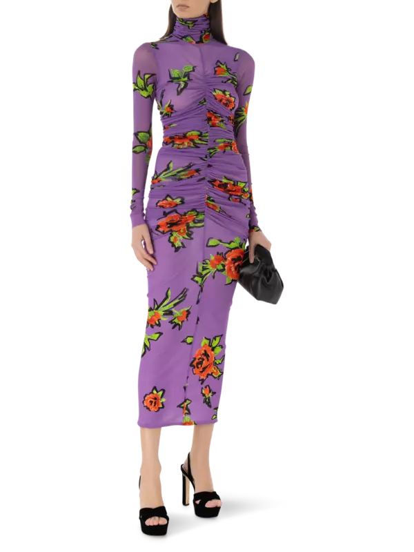 فستان من التول متوسط الطول بأكمام طويلة وقبة عالية مزين بطبعة