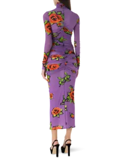 فستان من التول متوسط الطول بأكمام طويلة وقبة عالية مزين بطبعة