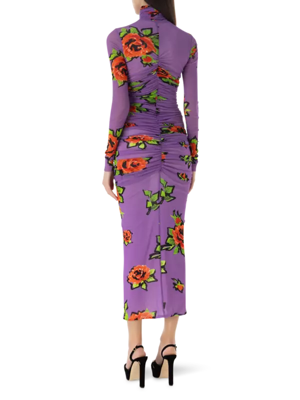 فستان من التول متوسط الطول بأكمام طويلة وقبة عالية مزين بطبعة