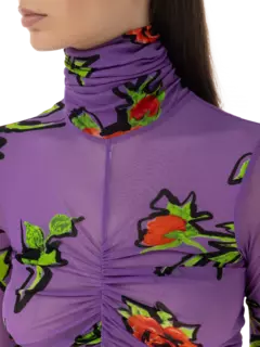 فستان من التول متوسط الطول بأكمام طويلة وقبة عالية مزين بطبعة