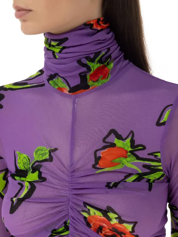 فستان من التول متوسط الطول بأكمام طويلة وقبة عالية مزين بطبعة