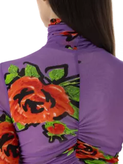 فستان من التول متوسط الطول بأكمام طويلة وقبة عالية مزين بطبعة