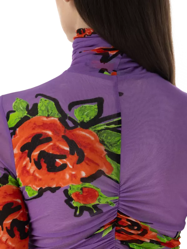 فستان من التول متوسط الطول بأكمام طويلة وقبة عالية مزين بطبعة