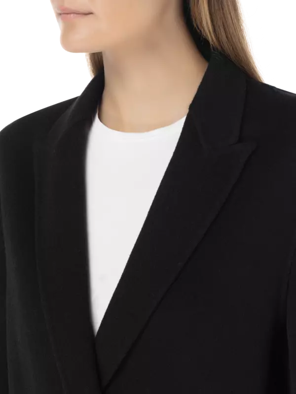 جاكيت من الصوف بصفين من الأزرار