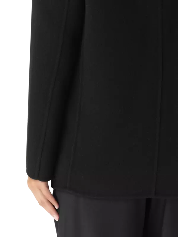 جاكيت من الصوف بصفين من الأزرار