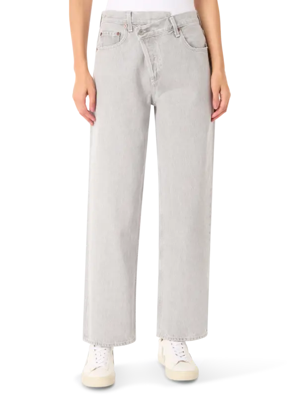 بنطال جينز بأرجل مستقيمة وتصميم متقاطع