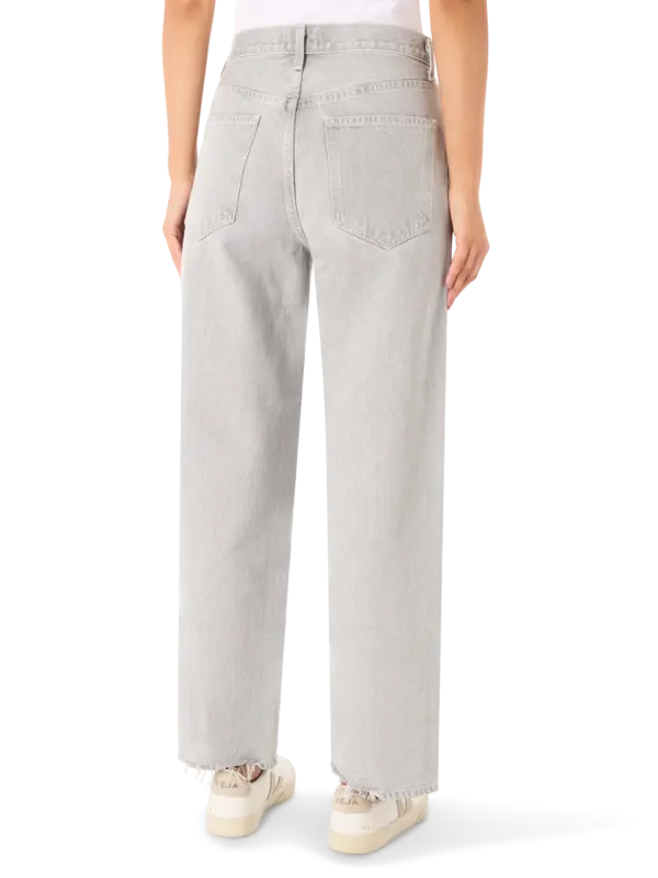 بنطال جينز بأرجل مستقيمة وتصميم متقاطع