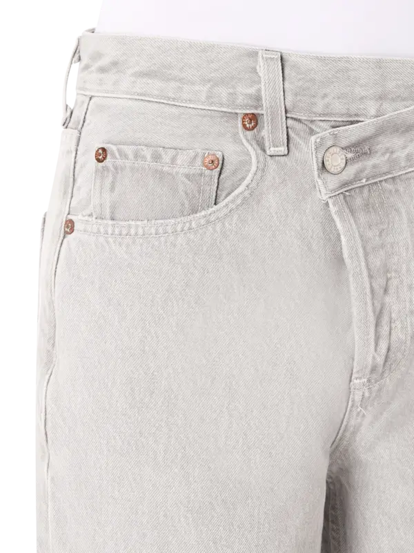 بنطال جينز بأرجل مستقيمة وتصميم متقاطع