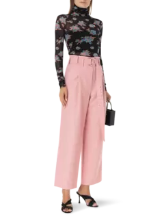 بلوزة من التول بأكمام طويلة وقبة عالية مزينة بطبعات