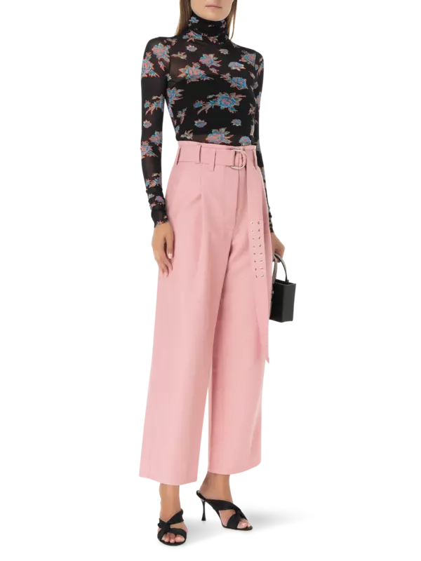 بلوزة من التول بأكمام طويلة وقبة عالية مزينة بطبعات