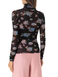 بلوزة من التول بأكمام طويلة وقبة عالية مزينة بطبعات