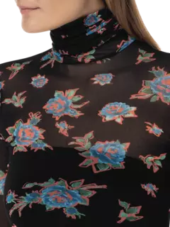 بلوزة من التول بأكمام طويلة وقبة عالية مزينة بطبعات