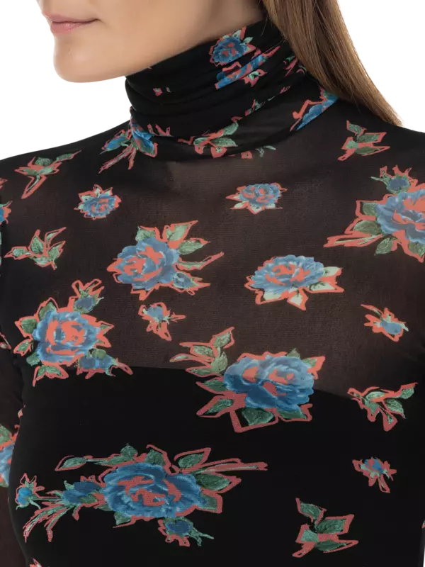 بلوزة من التول بأكمام طويلة وقبة عالية مزينة بطبعات