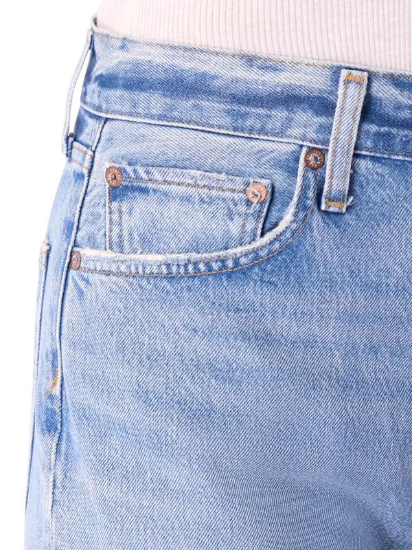 جينز بخصر ضيق بنمط التسعينيات