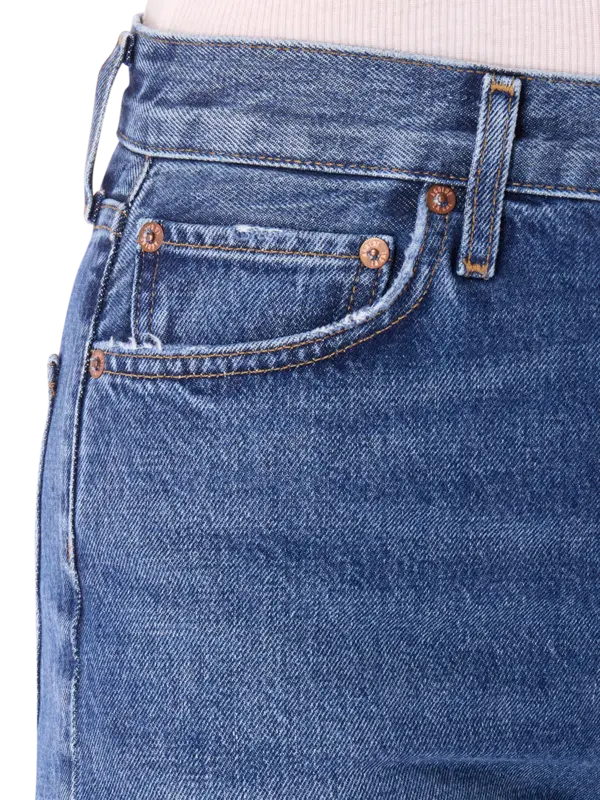 جينز بخصر ضيق بنمط التسعينيات