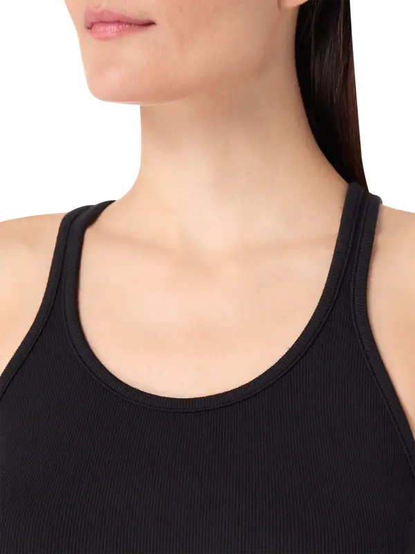 بلوزة زين بدون أكمام