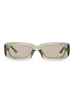 نظارة شمسية بلون أخضر