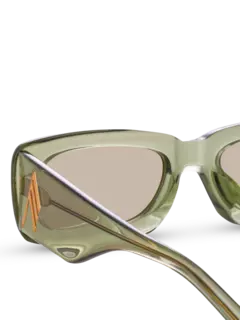 نظارة شمسية بلون أخضر